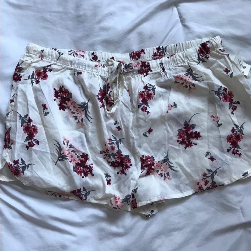 NWT Thin Floral Cream Shorts